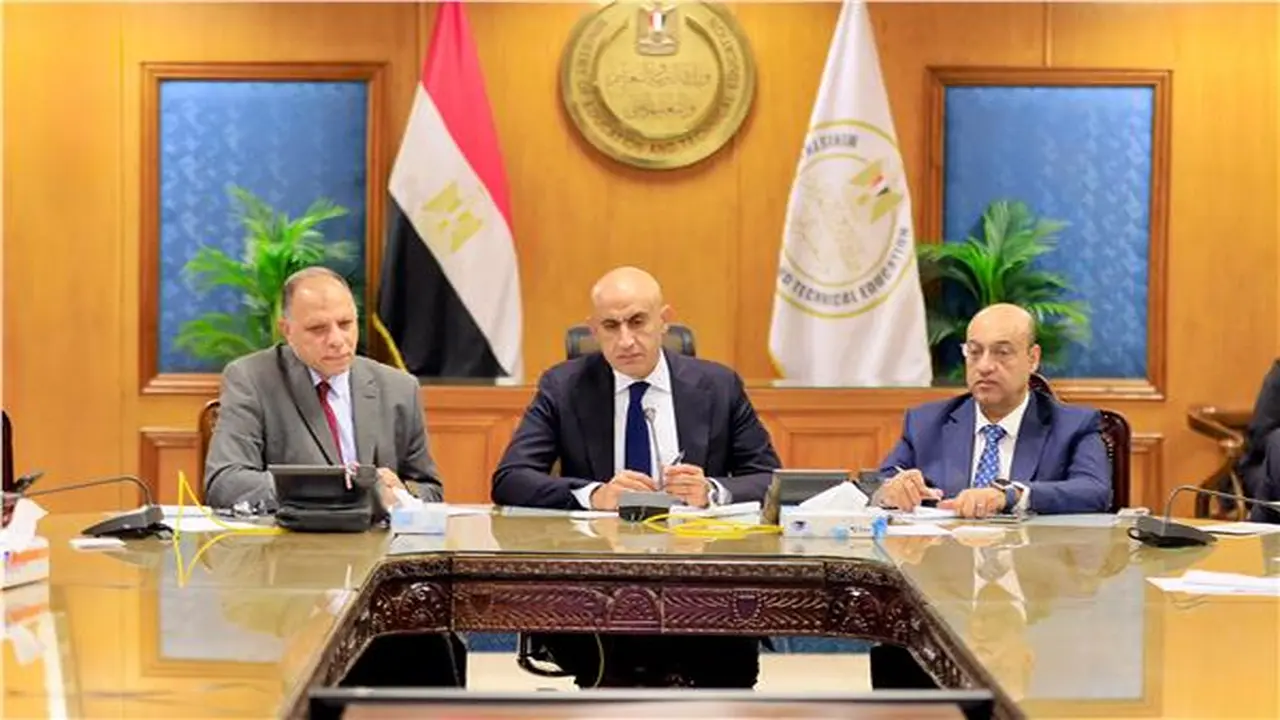 أمهات مصر تطالب بحرية اصطحاب المراوح للطلاب في المدارس